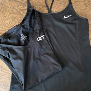 En tight träningst-shirt från aimn (M) och ett lite lösare träningslinne från Nike (S). Sparsamt använda. 100 kr för båda. 