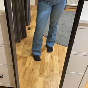Nelly jeans - Skit snygga jeans som tyvärr inte komme till användning längre. Jag är 160 lång och dessa är alldeles lagom långa på mig. Väldigt töjbara i midja och lår.