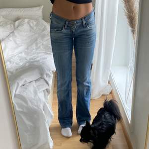 Lågmidjade jeans från lee 💕 W26 L33, jag är 163 och har vanligtvis xs/34 i jeans