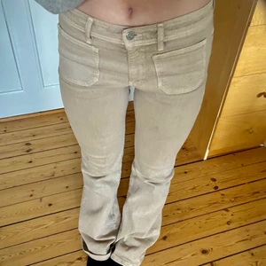 beiga mango jeans - jättefina beiga jeans från mango!! säljer för att jag inte fått så mycket användning av dom💞