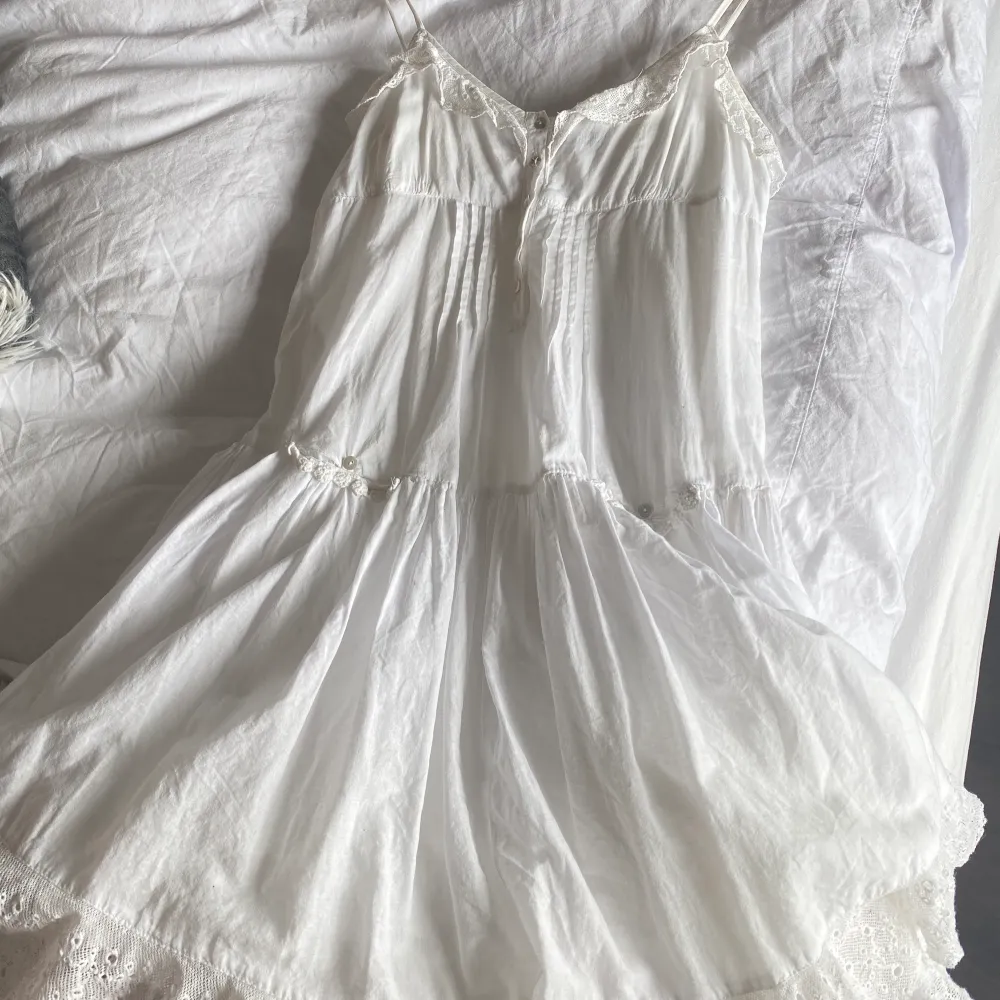 Superfin vit klänning från Zara! Passar perfekt till sommaren och kommande student-tider. Är också skitsnygg under en blazer 🥰 Den är i storlek XS och jag är ca 173. . Klänningar.