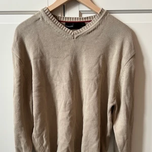 Fin stickad beige tröja - Säljer en fin stickad tröja som jag köpte på en secondhandbutik för 300 säljer den för 100kr  inga hål eller liknande står storlek L men jag skulle säga att alla kan ha den beror på hur den ska sitta🎈