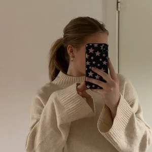 Stickad tröja - Jättefin och skön beige stickad tröja från pull and bear, inte alls sticksig. Sista bilden är en liknande från bershka men kunde ej hitta den på nätat. Frakten bestämts vid frakt-tillfället och kan variera pga stlk o vikt