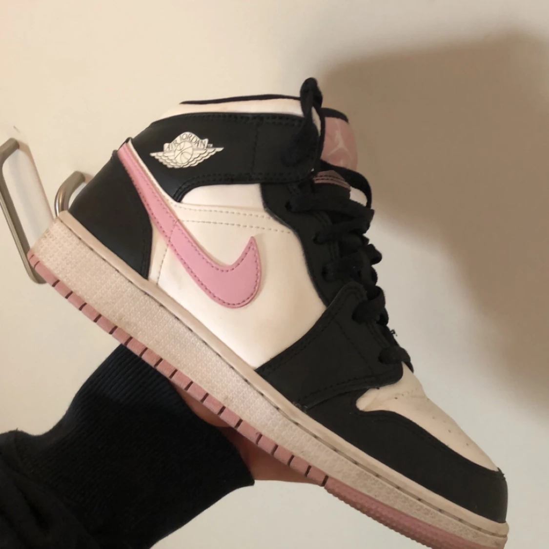 nike jordans mid???? - 90