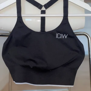 Icaniwill sport-bh svart - Använd men i väldigt bra skick.