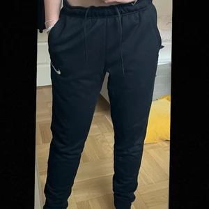 Nike mjukis  - Säljer dessa Nike byxor/mjukis i färgen svart. Använda ett fåtal ggr, dvs runt 7, och är i bra skick. Storlek M (passar som S oxå). Köpta för 500. Kontakta privat för yttligare information samt bilder❤️‍🔥❤️‍🔥