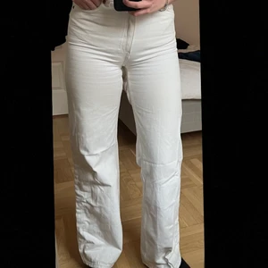 Monki Jeans  - Säljer dessa highwaist yoko jeans i färgen naturvit, köpta från Monki. Använda ett flertal ggr, men över lag i bra skick. Storlek 24. Köpta för 400. Kontakta privat för yttligare information samt bilder❤️‍🔥❤️‍🔥