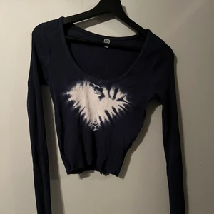 Långärmad topp - Mörkblå långärmad med snyggt mönster! Köpt från Urban outfitters och är i bra skick! Hör av dig om du har frågor💙