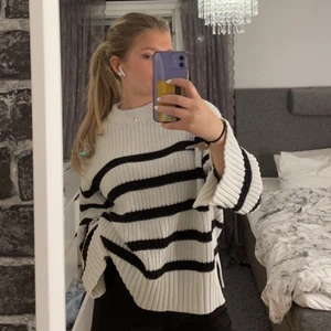 Randig stickad tröja🤍🖤 - Randig stickad tröja med slits i både armen och nere på sidan av tröjan. Tröjan är från ginatricot och använd ett par gånger men är i bra skick. Storleken är S men skulle säga att den är som en M. Köparen står för frakt!💗