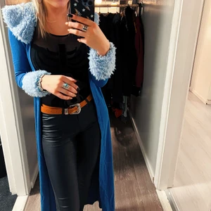 Blå lurvig kappa S - vill ni ha världens coolaste långkofta?! Här har ni den!! Skönaste koftan jag ägt men måste sälja den då den inte används tillräckligt…😰💙 storlek S! Stretchigt material. 