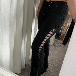 y2k cybergoth byxor - storlek: S. passar storlek M (36) också, modellen på bilden har storlek M. möts upp i stockholm eller fraktar. om annonsen finns kvar så finns plagget kvar 🖤