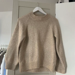 Stickad tröja  - Beige stickad tröja från Zara, använd fåtal gånger och därmed väldigt gott skick, är köpt på barnavdelningen( storlek 164) så sitter som XS! Buda privat över 95kr, säljer snart!! 