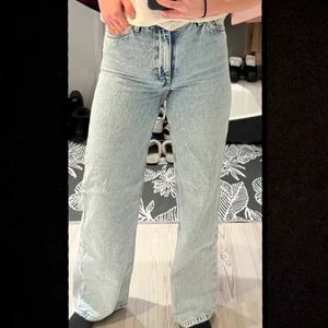 Monki Jeans  - Säljer dessa monki highwaist Yoko jeans i färgen light blue. Använda ett flertal ggr, men överlag i bra skick. Storlek 25. Köpta för 400. Kontakta privat för yttligare info samt bilder💞💞 