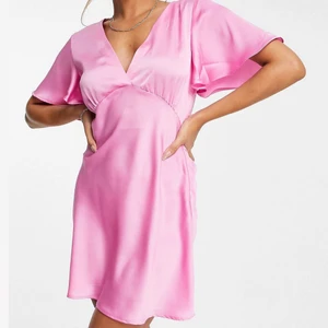 Helt Ny Rosa satin klänning  - Detta är en helt ny klänning med lappen på och helt oanvänd. Den är jätte fin men råkade beställa två av den och orkar inte lämna tillbaka, därmed säljer jag den!! Originalpris 280kr, Nypris 200kr( helt oanvänd) 