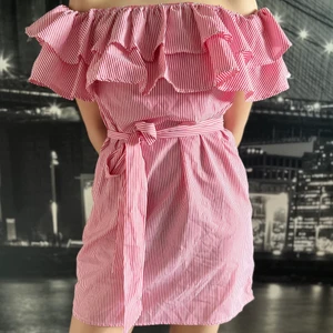 Söt sommarklänning - Sötsommarklänning med volanger och knyt i midjan. Reglerbar och stretchiga passar allt från S-L, Modellen på bilden har i vanliga fall storlek S. Använd 3 gånger