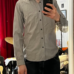Grå Skjorta - Snygg skjorta som sitter som en smäck.