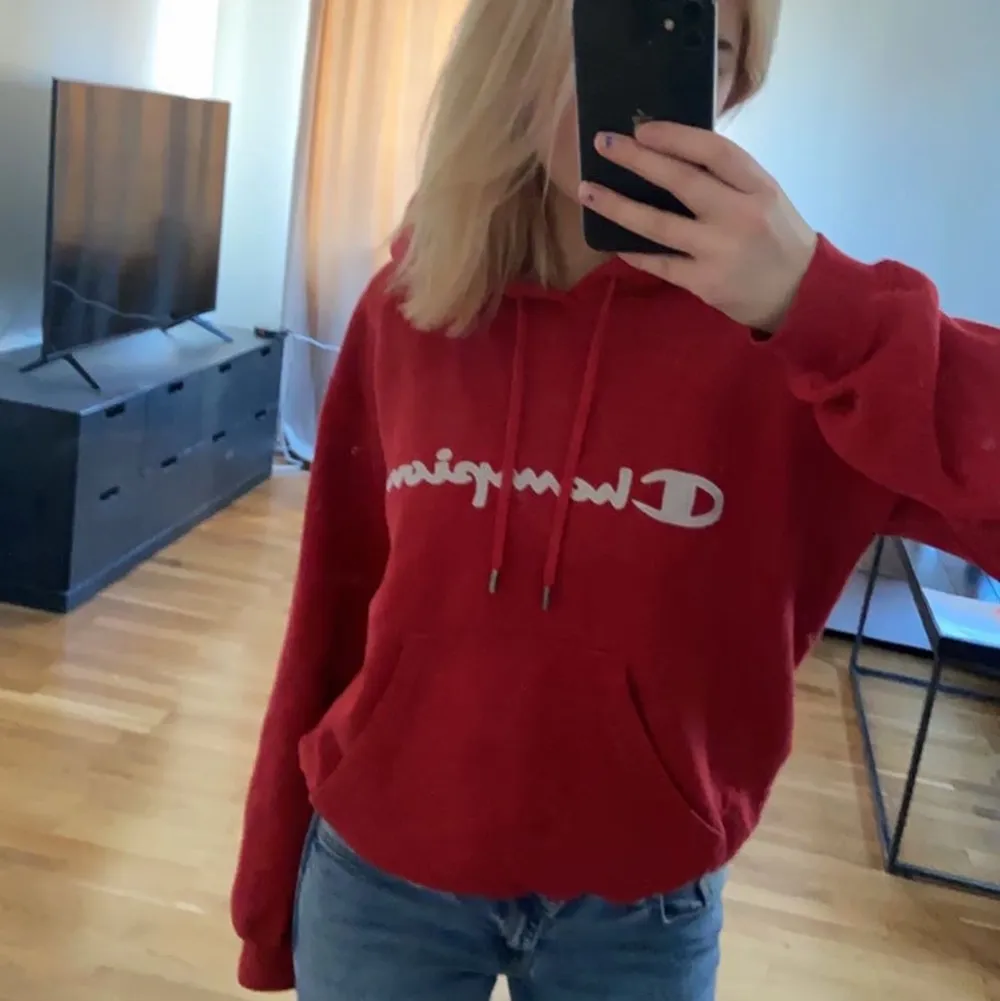 Vi säljer en röd champion hoodi i storlek S, skriv för mer info. Köparen står för frakten💕. Hoodies.