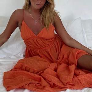 Säljer min superfina orangea klänning från H&M (slutsåld). Helt oanvänd! (Lånade bilder!)
