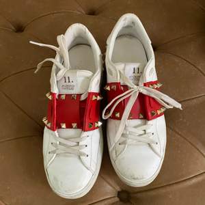 Så sjukt snygga röda valentino skor! Äktenskapsbevis finns (dustbag och låda). Dom e lite smutsiga där fram men ska tvätta bort det mesta som går! Köpta i Paris för 6500 förra sommarn. Storlek 38❤️