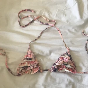 Bikini - Säljer denna fina bikiniöverdel som är köpt i Brasilien för några år sedan 🌺
