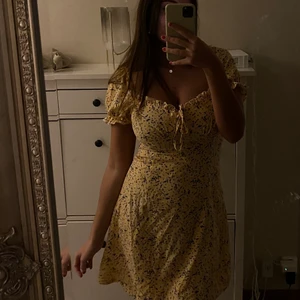 Gul klänning💛 - Klänningen är ifrån SHEIN och i storlek S, funkar som s/m!