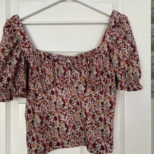 Blommig topp - Söt blommig topp från Gina tricot. Använd en gång.