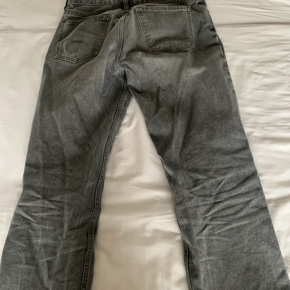 Säljer dessa skitsnygga gråa jeans från zara! 💕UTSÅLDA💕 Säljer på grund av att de är lite för stora på mig, men älskar de fortfarande!! 💕priset ligger på 700 +frakt, skriv privat om intresserad!!💕 OBS: sista bilden är lånad. Jeans & Byxor.