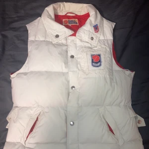 Fjällräven väst  - Jätte fin fjällräven väst i storlek 40                                    Som tyvärr inte kommer till användning längre💕