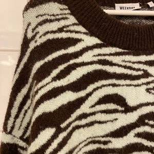 Mönstrad stickadtröja från weekday  - Varm och gosig tröja från weekday i storlek M. I väldigt fint skick, oversize:)