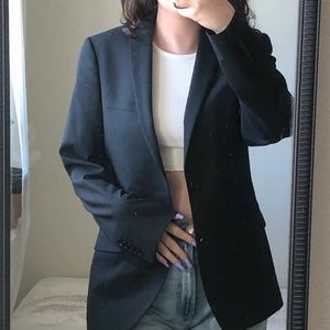 Kavaj - Min pappas kavaj från Riley! I storlek 148 i mans storlek! Jag är 174 och den passar mig! Använd 1/2 gånger och i helt nytt skick! Frakt tillkommer annars kan jag mötas upp i malmö/Arlöv/Lund 