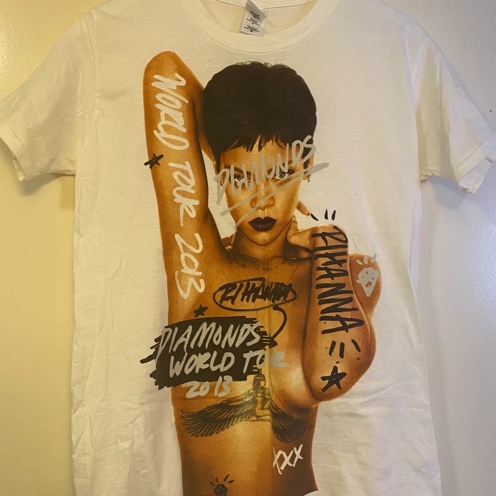 Supersnygg Rihanna t-shirt som jag köpte på hennes konsert i globen, Stockholm 2013. Nyskick, inga defekter. Aldrig använd, endast tvättad en gång och sen legat vikt i garderoben, därav lite skrynklig. Storlek S 💎. T-shirts.