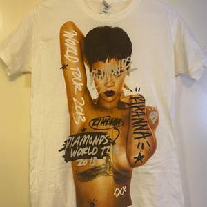 Supersnygg Rihanna t-shirt som jag köpte på hennes konsert i globen, Stockholm 2013. Nyskick, inga defekter. Aldrig använd, endast tvättad en gång och sen legat vikt i garderoben, därav lite skrynklig. Storlek S 💎