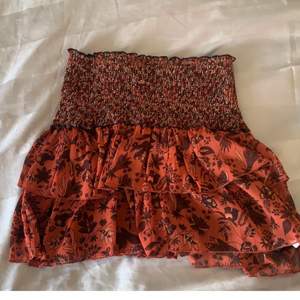 Säljer en jättesnygg slutsåld  kjol från zara med lapparna kvar då den inte kommer till användning.  Skriv för fler bilder💓. Högsta bud: 370