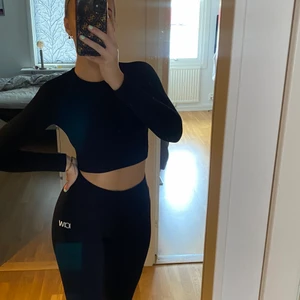 TRÄNINGSTRÖJA - Helt ny svart träningstopp från Nelly!! Strl S men passar även XS. Nypris 299kr, säljer för 100kr + frakt 😋