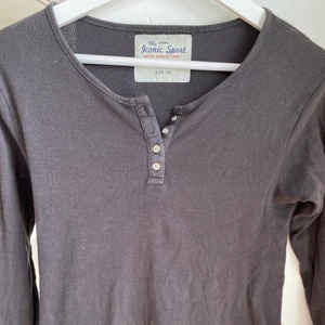 Söt tröja💕 - Svart långärmad tröja med knappar. Det står att den är i storlek 150 men uppskattar den som en XS eller S beroende på önskad passform. Fin spets nedtill. Köparen står för frakt 🚚💕