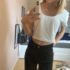 Vit tröja - Trodde denna skulle sitta som en smäck men den va väldigt stor, använt kanske 5 ggr. 💘