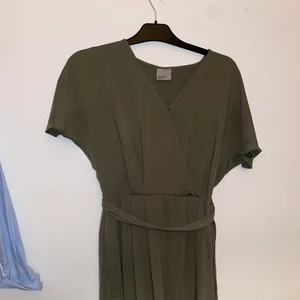 Militär grön klänning - Mycket fin klänning från Vero Moda, använd 1 gång. Köparen står för frakt.