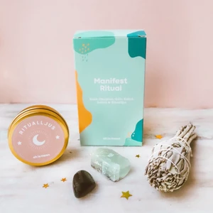 Manifest ritual kit - Säljer detta manifest ritual kit, har flertalet och allt på bilden ingår. Har börjat arbeta med ohlamoon och får därför mycket grejer hem jag tyvärr inte har plats för. Säljer dem därav billigare med 13kr frakt. Helt oanvända 🌸 (använder deras bilder). Nypris: 280kr ‼️ INGET SAMARBETE