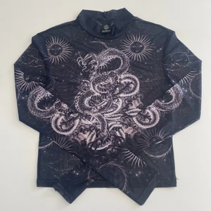 Mesh  - Såååå snygg meshtopp från urban outfitters! Köpt för ett tag sen och är i nästan helt nytt skick! Kan ha med jeans eller under en klänning till exempel! Älskar den och tycker den är så häftig. Står small på lappen men passar allt från xs-m beroende på hur man vill att den ska sitta