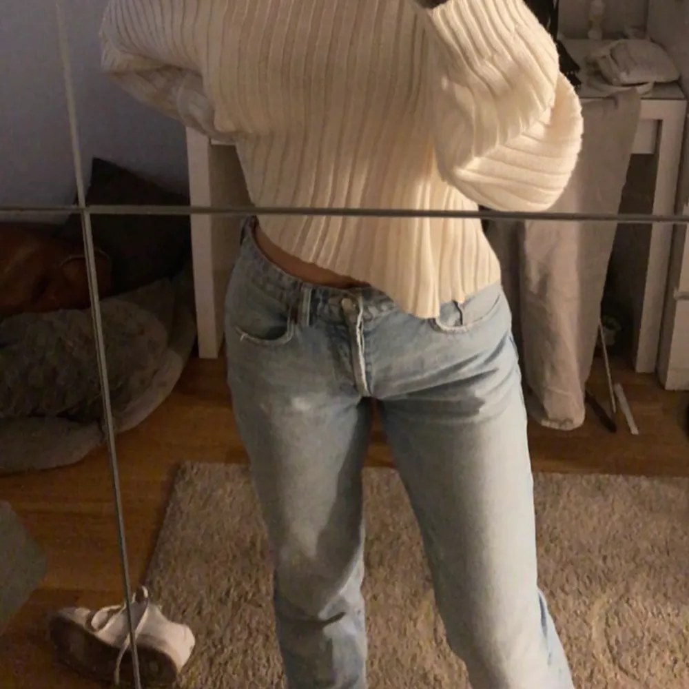 Zara jeans i modellen straight och mid waist. Aldrig använda då ja tycker dom sitter lite för tajt på mig och hann inte returnera. Har på mig storlek 38 på andra bilden💓 Orginalpris:349. Jeans & Byxor.