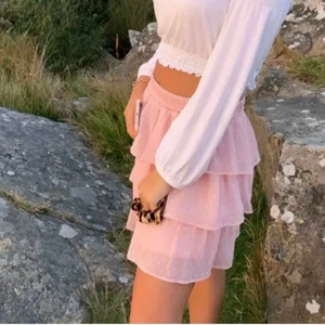 Rosa volangkjol - Snyggaste rosa volangkjol från Lindex. Är 170 så barnstorlek men passar även S. OBS LÅNADE BILDER!