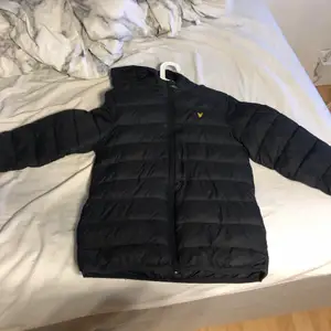 Lyle & scott jacka som har hål i armhålan men det syns inte. Därför säljer jag den billigt. Passar både tjej och kille.