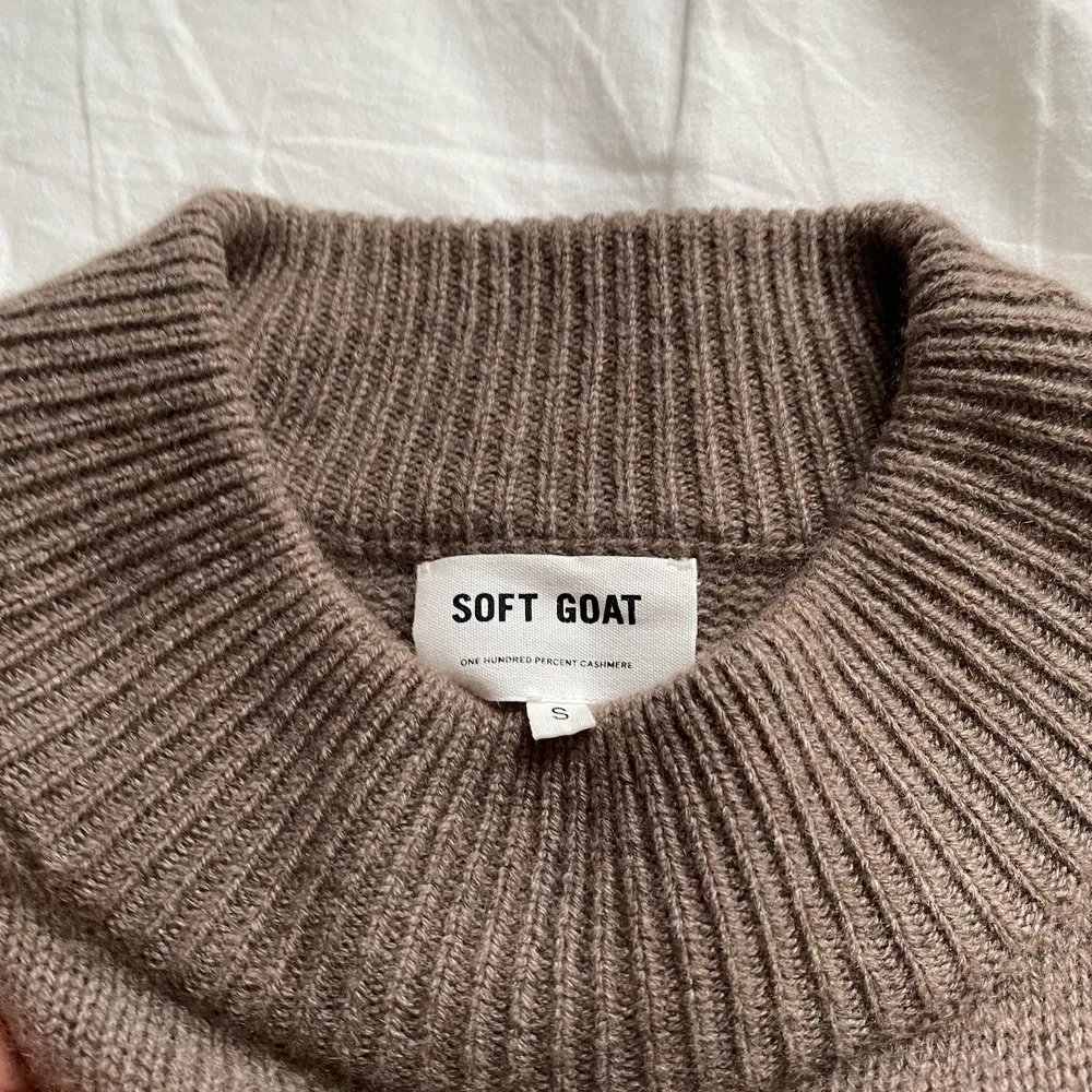 Funderar på att sälja denna ursnygga Cashmere tröjan från Soft Goat då den är lite för stor! Aldrig använd och nypris ligger runt 2500 kr. Säljer inte för mindre än 1400 då den aldrig är använd!💕Storlek s, hör av er om ni är intresserade!. Stickat.