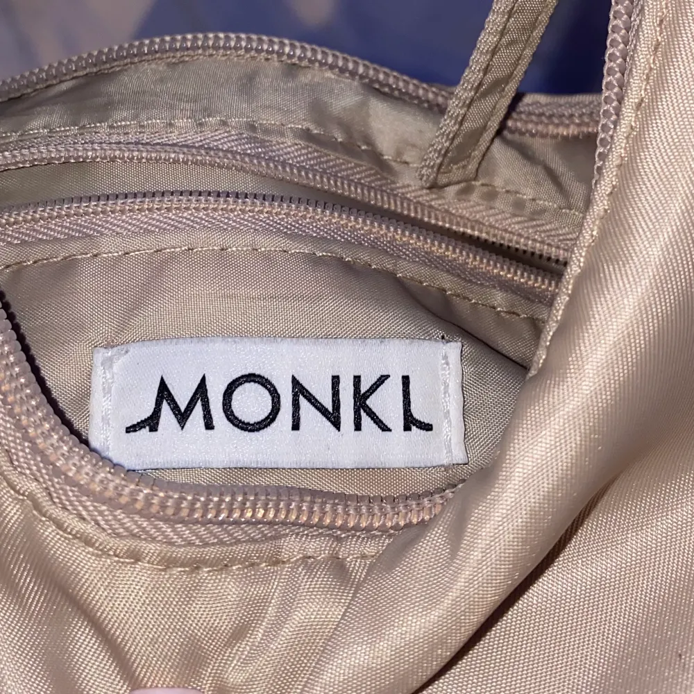 En fin Monki väska, säkjer denna för 105kr inklusive spårbar frakt. Ansvarar ej för postnords slarv av försändelser. Hör gärna av er ifatt du har en fråga🥰. Accessoarer.