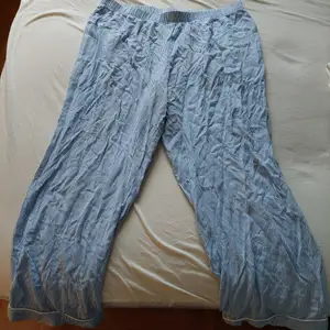 Dom här pyjamas byxorna är för stora för mig. Det är därför jag säljer dom! Hör av dig om du har något intresse! 