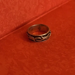 Ring - Säljer denna ringen för 20kr. Vet ej exakt storleken.