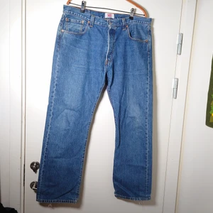Levi's 501 - Äkta Levi's 501-or. Det finns lite slitage i bensluten och i grenen, men de har mycket kvar att ge. Storlek w36 l30🌱