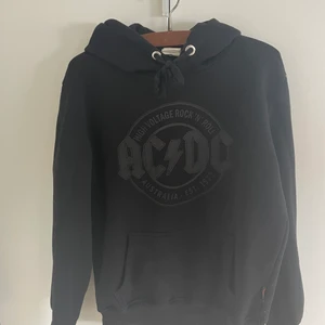 AC/DC hoodie - Varm och skön hoodie som är lite oversize på mig som är en S i vanliga fall😊