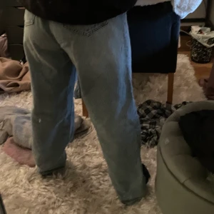 Oversized blå jeans  - Sjukt snygga blåa jeans som är oversized och sitter jätte bra, köpt för ungefär en månad sedan. 