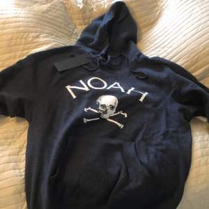 Noah hoodie, mörkblå. Storlek S. Aldrig använd köpt för 1300. Säljs för 900, pris kan diskuteras 